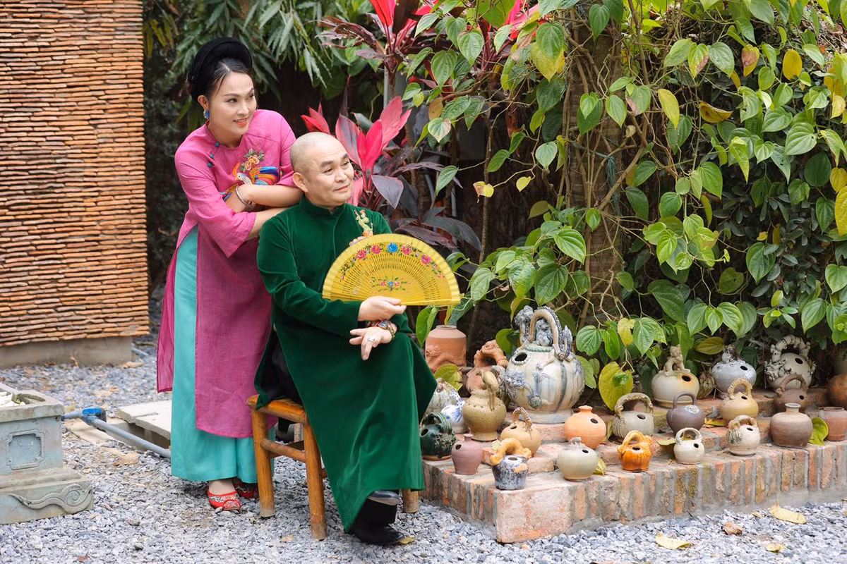 NSƯT Xuân Hinh sinh năm 1960, được mệnh danh là "vua hề chèo", “vua hài đất Bắc”.