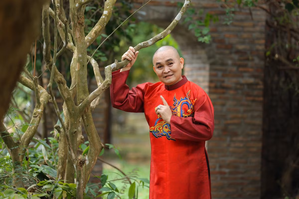 Trên trang cá nhân, danh hài Xuân Hinh vừa chia sẻ loạt ảnh mới trong trang phục áo dài.