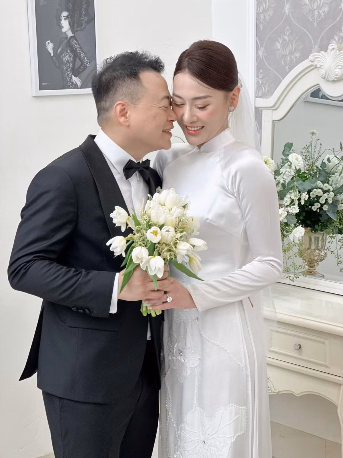 Trong ngày trọng đại, cặp đôi dành cho nhau nhiều cử chỉ tình tứ.