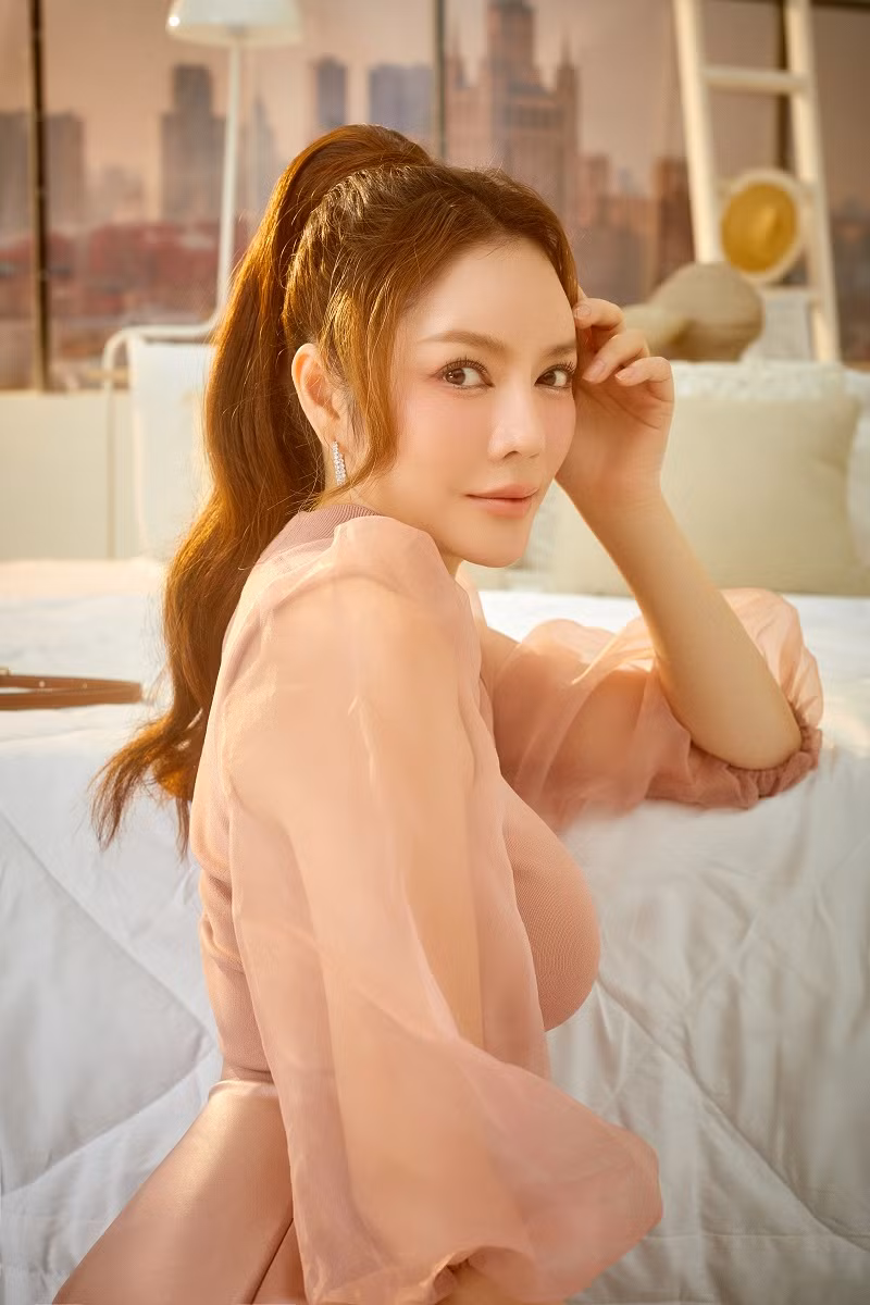 Đúng với tinh thần của thời trang là ngôn ngữ của tự do sáng tạo, tôn thờ chủ nghĩa cá nhân, nơi mà mỗi người sẽ cất lên tiếng nói của mình, khẳng định chất riêng qua những bộ đồ ấn tượng, Lý Nhã Kỳ đã biến studio thành sàn diễn thời trang.
