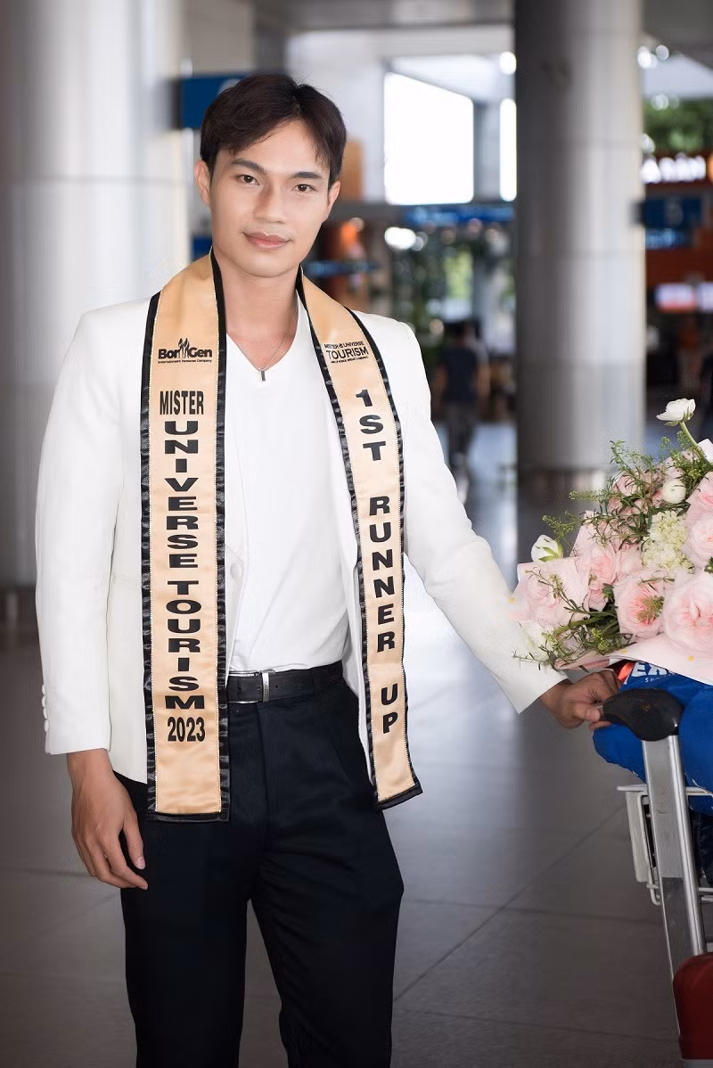 Chiều 22/3, Á vương Huỳnh Võ Hoàng Sơn đã đáp chuyến bay từ Bali, Indonesia về nước sau hơn 10 ngày "chinh chiến" tại Mister Universe Tourism 2023. Xuất hiện tại sân bay, tân Á vương Du lịch diện vest trắng lịch lãm.