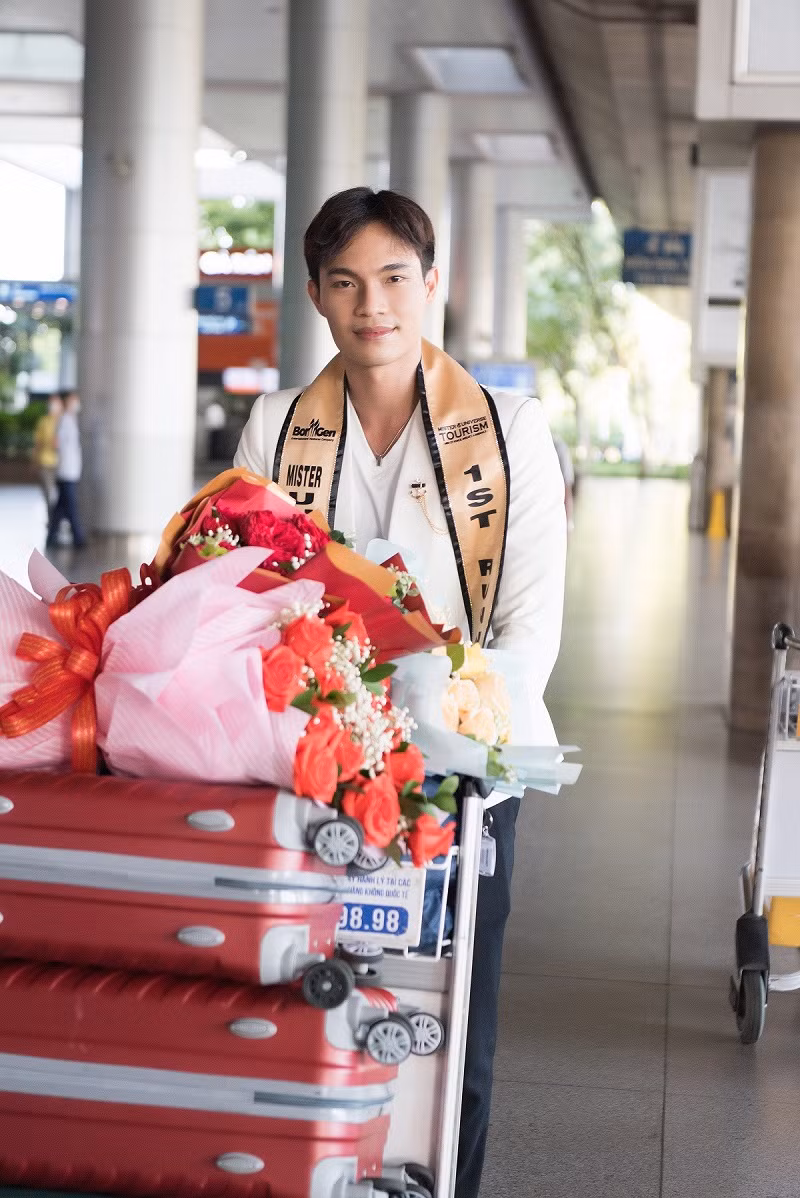 Xuất sắc giành ngôi vị Á vương 1 tại cuộc thi Mister Universe Tourism - Nam vương Du lịch Hoàn vũ 2023, đại diện Việt Nam – Huỳnh Võ Hoàng Sơn nhận về nhiều lời khen ngợi của người hâm mộ. Bên cạnh những phần thể hiện ấn tượng, ứng xử "nuốt mic", khán giả bất ngờ hơn khi anh giành chiến thắng giải thưởng phụ quan trọng National Costume – Trang phục dân tộc đẹp nhất với thiết kế đến từ NTK Tuấn Hải.