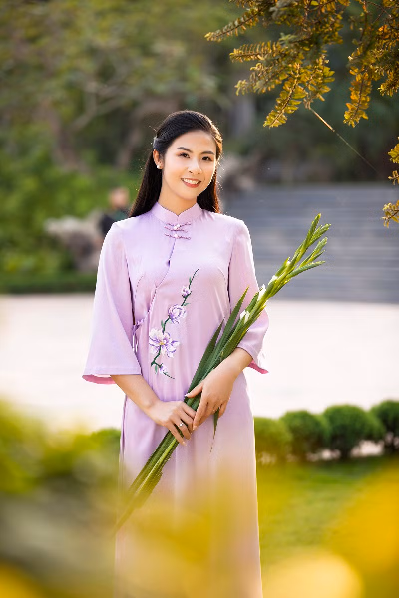 Hoa hậu Ngọc Hân diện pháp phục vãn cảnh chùa sau hôn lễ Hoa hau Ngoc Han dien phap phuc van canh chua sau hon le