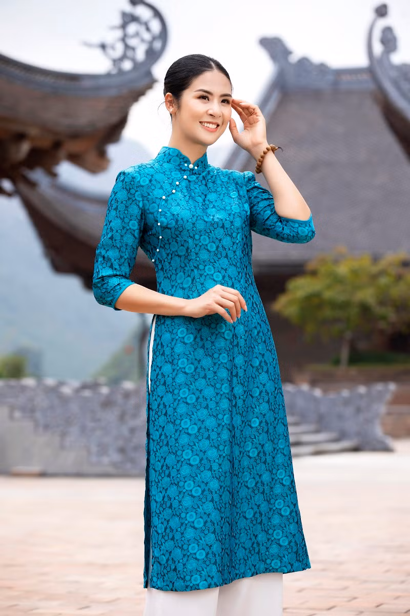 Bận rộn nhiều công việc sau hôn lễ, Ngọc Hân vẫn sắp xếp thời gian chụp bộ sưu tập mới cho người chị thân thiết - NTK Hà Bùi.
