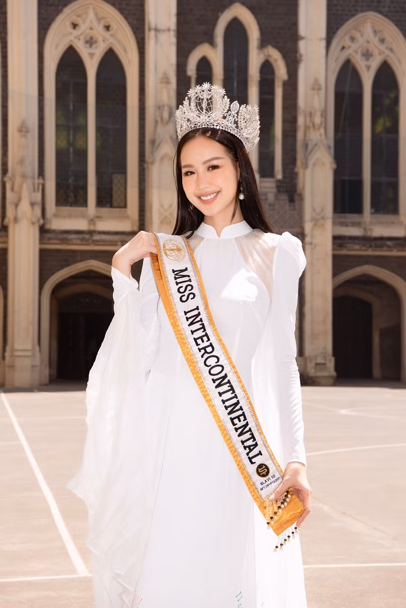 Bảo Ngọc khoe sắc trong tà áo dài trắng tại trường St. Xavier College.