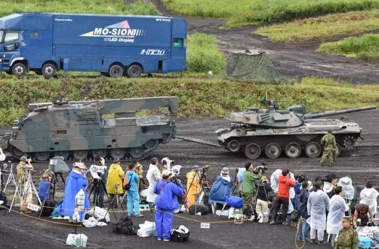Thông thường các cuộc tập trận của JSDF đều cho phép lượng lớn báo giới và người dân được phép tham dự. Chính vì vậy, sự cố không đáng có này đã bị ghi lại.