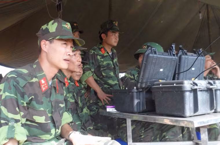 Người điểm khiển nổ chỉ đứng một chỗ có thể điểu khiển đồng loạt nhiều bãi tạo giả ở các vị trí khác nhau.