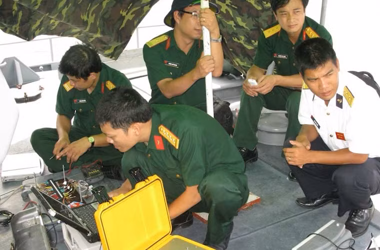 Thiết bị nghiên cứu này cho phép điều khiển nổ dưới nước rất hiệu quả. Bố trí thiết bị điều khiển nổ cho bãi tạo giả ở dưới nước.