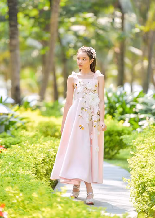 Alex là học trò của siêu mẫu Xuân Lan. Theo Xuân Lan, cô phát hiện ở Alex nhiều tiềm năng và tố chất của một người mẫu lẫn hoa hậu tương lai.