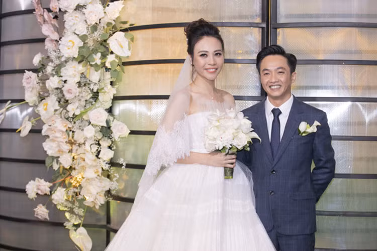 Tối nay, đám cưới Cường Đô la - Đàm Thu Trang được tổ chức tại một trung tâm tiệc cưới sang trọng tại Sài Gòn. Trước khi cử hành hôn lễ, đôi uyên ương đã xuất hiện.