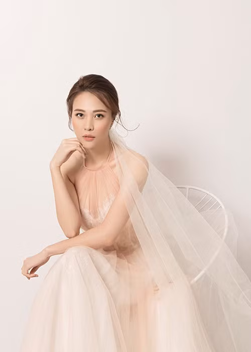 Chiếc váy cưới này cũng được đặt riêng cho Đàm Thu Trang.