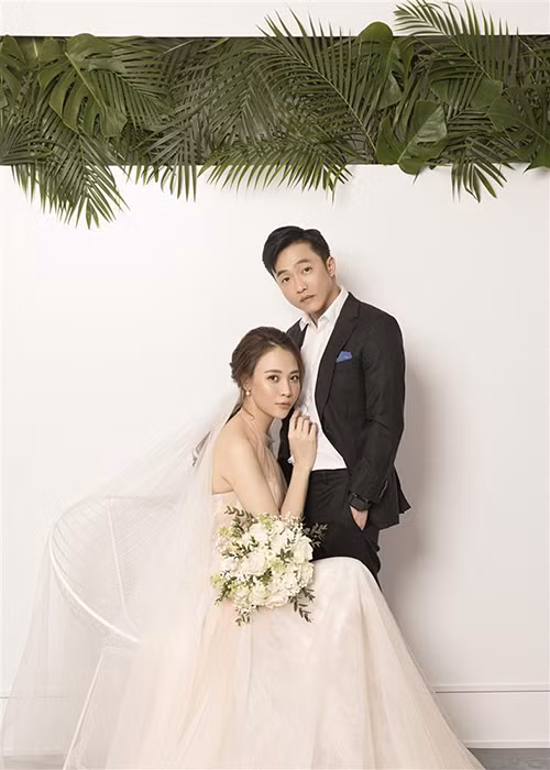 Khi chụp ảnh cưới, Đàm Thu Trang còn diện mẫu váy cưới màu hồng nude ngọt ngào, chất liệu voan phối ren.