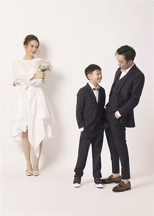Tuy nhiên, Pông Chuẩn cho biết những thiết kế váy cưới này chỉ là để chụp ảnh và không có chuyện Đàm Thu Trang sẽ mặc đến 9 chiếc váy cưới.