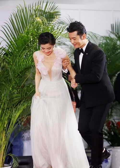 Angelababy thực sự được Huỳnh Hiểu Minh cưng như trứng mỏng.