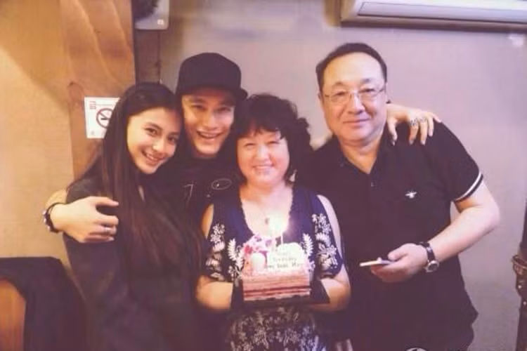 Angelababy được lòng bố mẹ của Huỳnh Hiểu Minh từ khi hẹn hò nên sau khi về làm dâu, cô không gặp bất kì khó khăn nào.