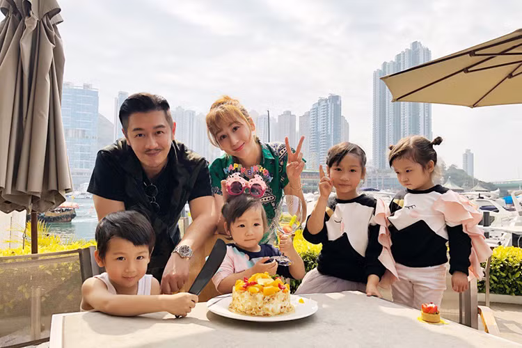 Cô níu giữ thanh xuân bằng phẫu thuật thẩm mỹ sau khi sinh cho Trần Hạo Dân 4 nhóc tì: 1 trai, 3 gái.