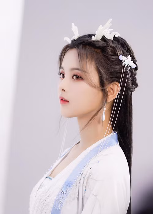 Fan của "Ngôi nhà hạnh phúc" bất ngờ khi vai nữ chính được giao cho Dương Siêu Việt ở phiên bản Trung Quốc.