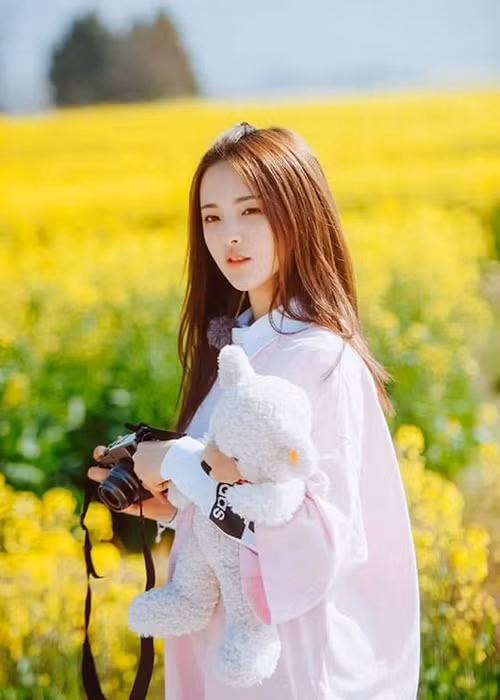 Kém tài nhưng vẫn nổi như cồn, Dương Siêu Việt được coi là một hiện tượng đặc biệt của showbiz Hoa ngữ.