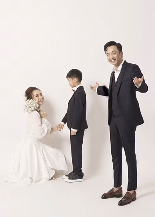 Hình ảnh Cường Đô la nở nụ cười hạnh phúc khi chứng kiến vợ sắp cưới thân thiết với con trai của anh.