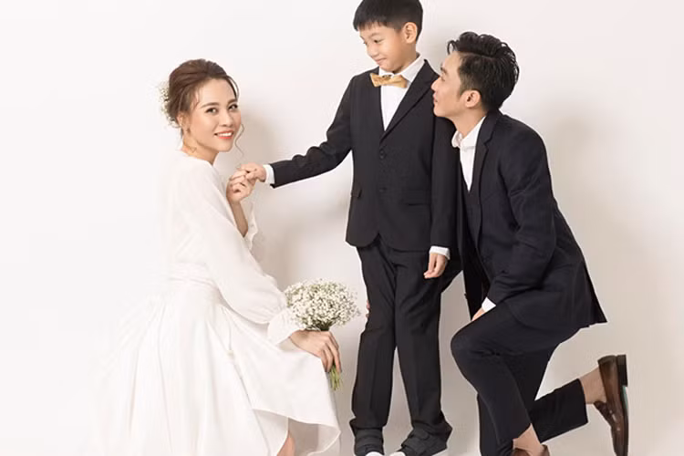 Bé Subeo - con trai riêng của Cường Đô la góp mặt trong bộ ảnh cưới này.