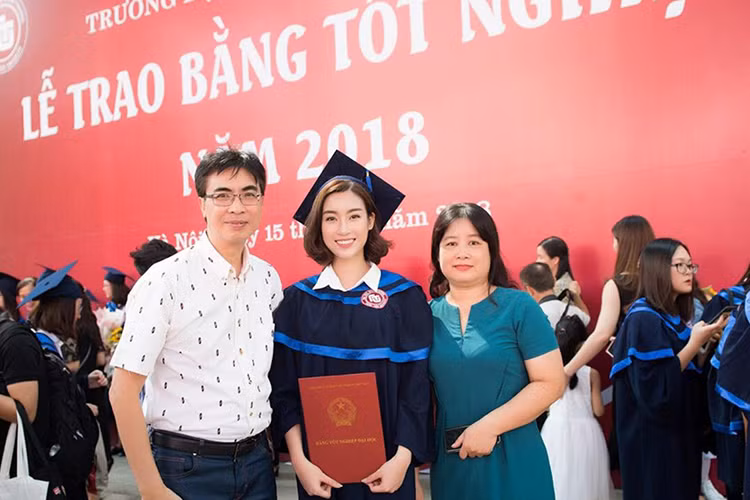 Trong mắt bố mẹ, Mỹ Linh là người con ngoan ngoãn, chăm chỉ học tập. Ảnh: FBNV