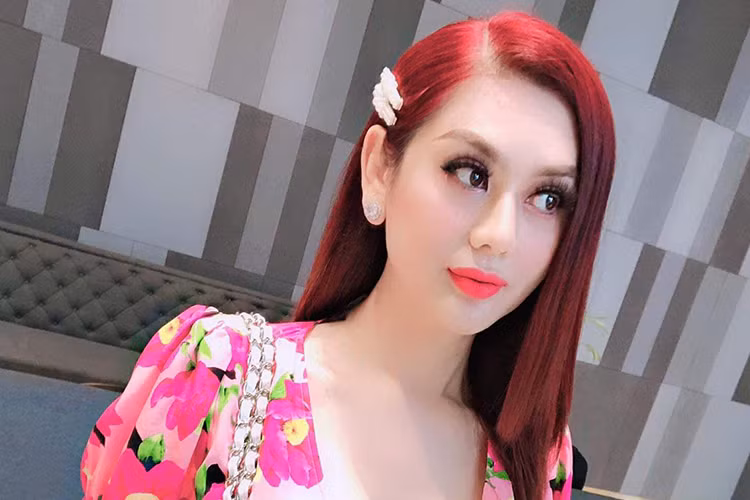 Nhờ biết cách trang điểm, nữ ca sĩ xinh đẹp, rạng rỡ hơn so với khi để mặt mộc.