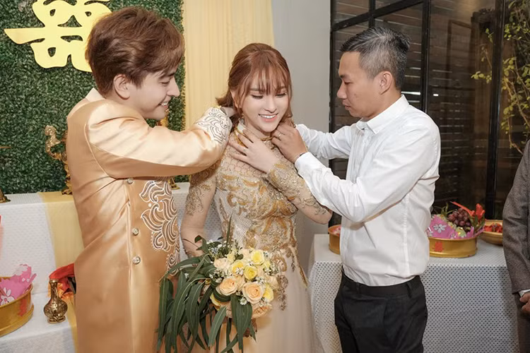 Nữ ca sĩ được người thân trao những quà cưới giá trị.