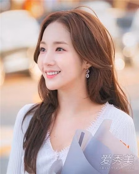 Nâu hạt dẻ là màu tóc không hề kén màu da. Dù sở hữu làn da sáng hay bánh mật, bạn đều có thể nhuộm màu tóc này.