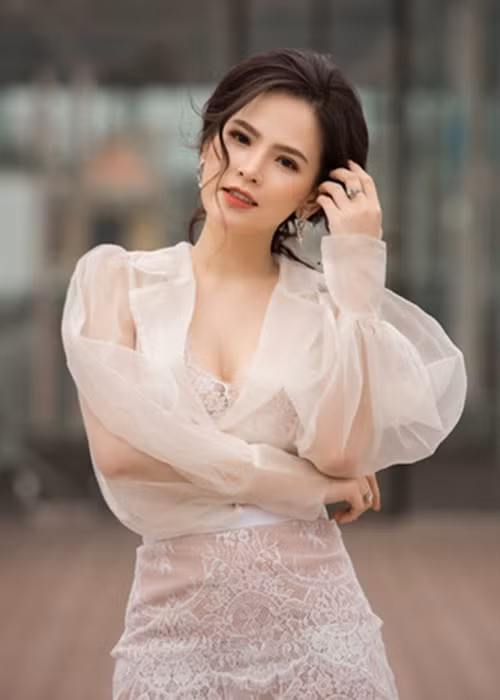 Giữa ồn ào, chia sẻ với Tri thức trẻ, quản lý của Phi Huyền Trang khẳng định tin đồn trên mạng hoàn toàn là bịa đặt. Nữ diễn viên sẽ nhờ pháp luật can thiệp.