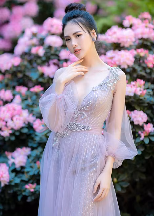 Quỳnh Hoa sinh năm 1998, sở hữu gương mặt xinh như hoa hậu cùng vóc dáng gợi cảm.