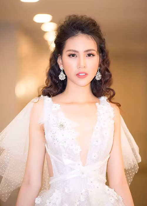 Năm 2018, Quỳnh Hoa tham gia cuộc thi Siêu mẫu Việt Nam. Tại sân chơi này, cô đoạt giải Vàng và giải phụ Siêu mẫu có gương mặt đẹp nhất.