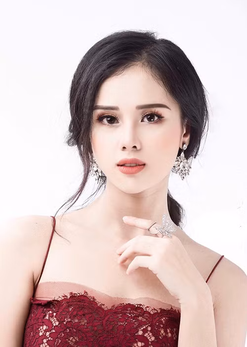 Năm 2016, Huyền Trang góp mặt tại cuộc thi Người đẹp Hạ Long. Tại sân chơi này, cô lọt top 5 và đoạt giải phụ Người đẹp phong cách.
