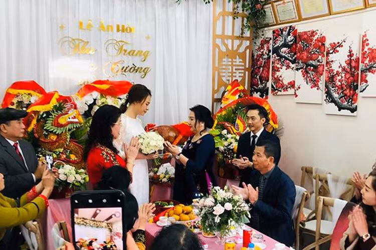 Mẹ của Cường Đô la trao quà cho Đàm Thu Trang trong lễ ăn hỏi.