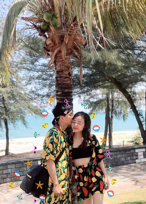 Tình cảm của nam ca sĩ và người yêu vẫn mặn nồng sau nhiều năm gắn bó.