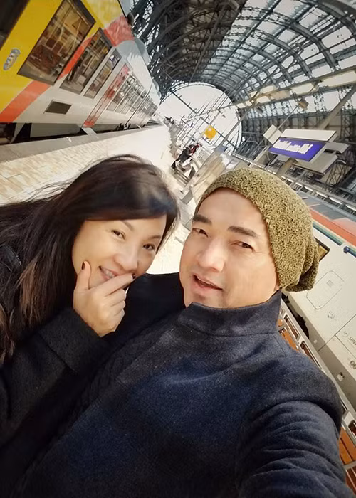 Đằng sau sân khấu, Hồng Đào giản dị, đam mê viết kịch bản, đóng phim, diễn kịch.