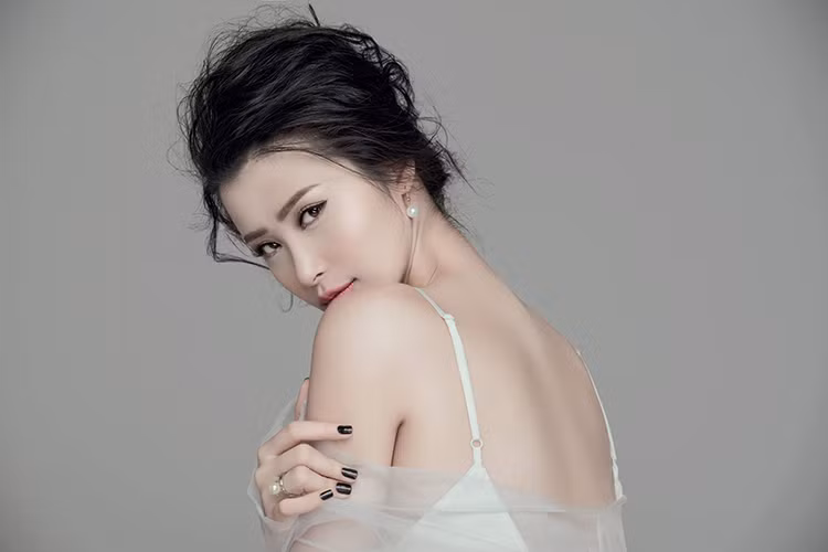 Nữ ca sĩ sinh năm 1988 được khen ngợi mặc hở đúng mực, chứ không chọn trang phục hở hang quá mức.