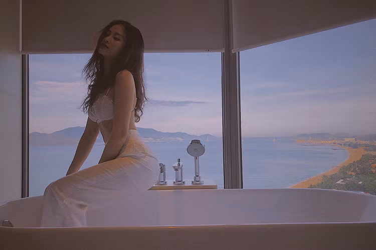 Có tình yêu đẹp như chuyện cổ tích, Đông Nhi dường như ngày càng trẻ ra.