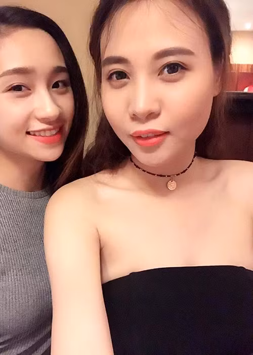 Đàm Thu Trang khá chuộng trang phục gợi cảm.