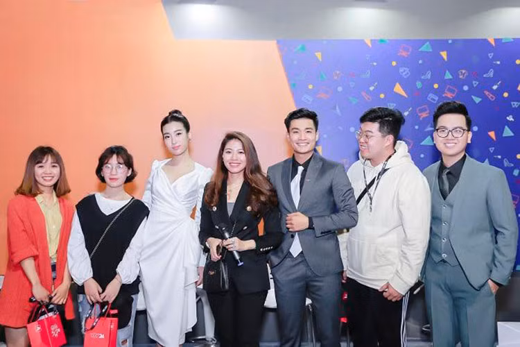  Đỗ Mỹ Linh hiện làm biên tập viên cho VTV và có mối quan hệ thân thiết với BTV Ngọc Trinh.