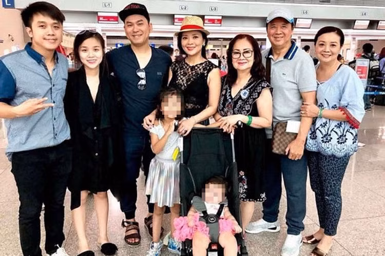 Cũng trong năm 2018, một bé gái khoảng 1 tuổi thường xuyên xuất hiện bên gia đình của Hoàng Ngọc khiến cư dân mạng chú ý.
