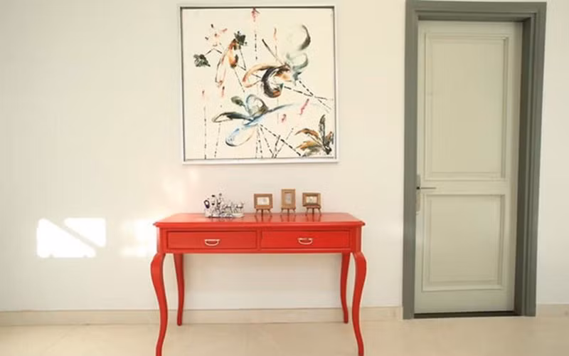 Trong nhà nam diễn viên không chú trọng trang trí quá nhiều mà chỉ tô điểm bằng 1 vài bức trang màu sắc, hút mắt.
