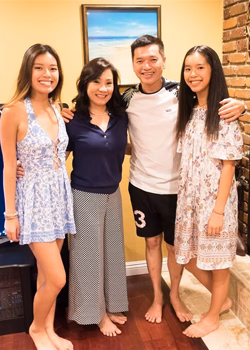Nghệ sĩ Quang Minh được biết đến là ông bố hết mực thương con. Khi Vicky đi học xa nhà, chính anh đã rơi nước mắt mà không phải Hồng Đào.