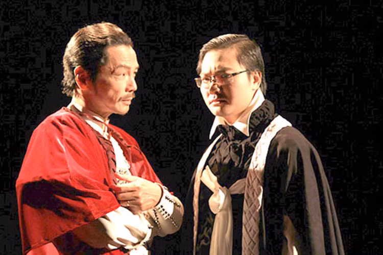 Theo Dân Trí, nghệ sĩ Trung Anh được phong tặng danh hiệu nghệ sĩ ưu tú cách đây 11 năm. Từ đó đến nay “Lương Bổng” của “Người phán xử” đã gặt hái thêm được 2 huy chương vàng, 1 huy chương bạc. Ảnh: Sân khấu