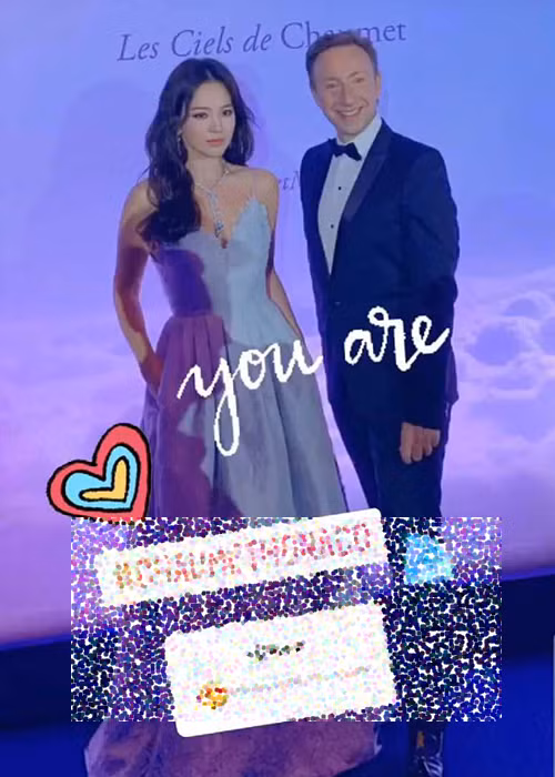 Song Hye Kyo diện trang phục xẻ sâu ngực.