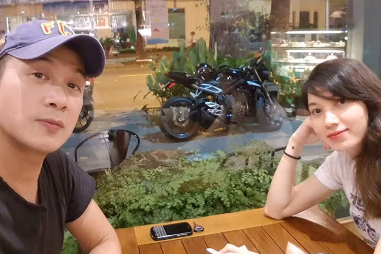 Anh Tuấn từng tâm sự vợ mang đến cho anh một cuộc sống bình yên. Cả hai cùng có sở thích du lịch. Được biết, Hồng Nhung có mối quan hệ tốt đẹp với hai con riêng của Anh Tuấn.