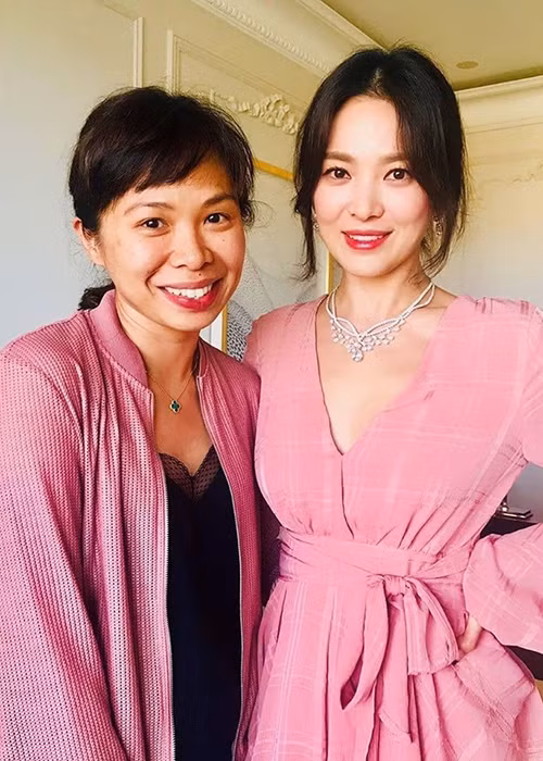 Số đông khán giả Hàn Quốc chỉ trích Song Hye Kyo cho rằng sau ly hôn, cô vẫn thể hiện sự vui vẻ và miệt mài dự sự kiện ở nước ngoài.