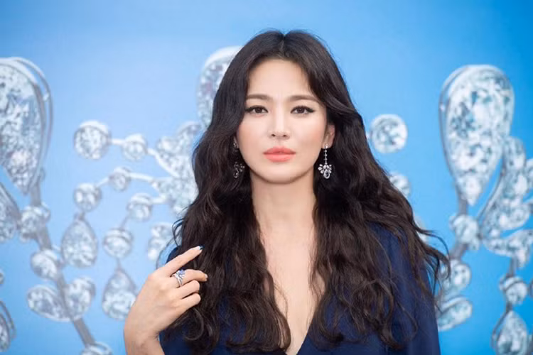 Nói về dự định trong tương lai, Song Hye Kyo muốn nghỉ đóng phim trong năm nay để dành thời gian cho riêng mình. Nữ diễn viên cho biết thêm, sang năm sau, cô sẽ trở lại với công việc đóng phim nhưng điều này chưa chắc chắn, cô sẽ để định mệnh dẫn dối.