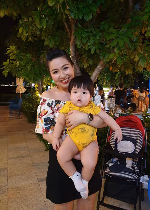 Gia đình hai bên hỗ trợ Lê Khánh và Tuấn Khải việc chăm sóc bé Tuấn Khang.