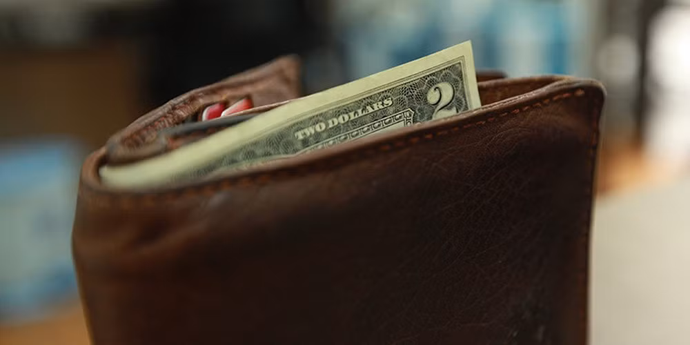 Hãy để ít nhất 1 tờ 2 USD may mắn: Không phải tự nhiên mà đồng 2 USD được mệnh danh là đồng tiền may mắn trên khắp thế giới. Từ rất lâu, ở các nước Châu Mỹ, Châu Âu khi sắp có một quyết định quan trọng hay thi đấu người ta còn hôn lên tờ 2 USD để cầu mong may mắn.