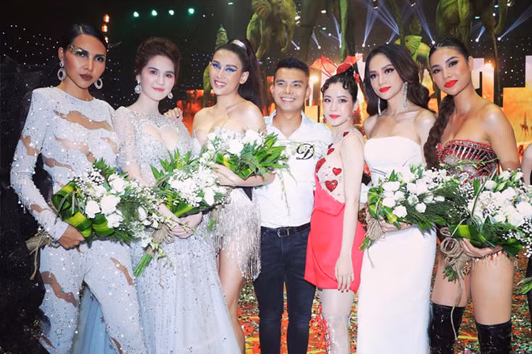 Giữa ồn ào, Phạm Hương phân trần, cô thấy Đỗ Long bị kẹt phía sau nên đứng lách qua bên và kéo anh lên trên. Ảnh: Zing